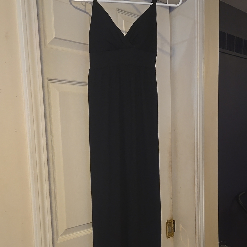 Derek Heart Black Maxi Gown with V-Neck and Sleeveless Design